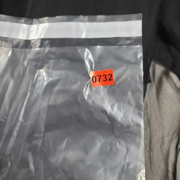 Mac Duggal 68113 black plunge faux ostrich feather A-line gown Size 4 Formal - Picture 15 of 15